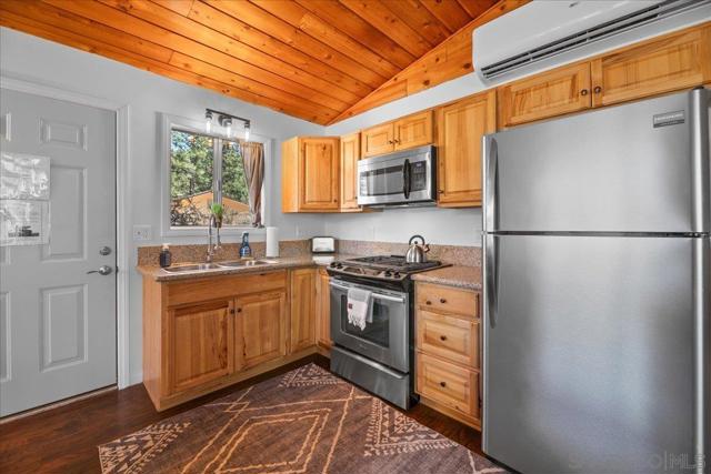 43734 Yosemite Drive, Big Bear CA: https://media.crmls.org/mediaz/4b2f1e1a-5fd9-4a13-85f9-740d07c1850b.jpg