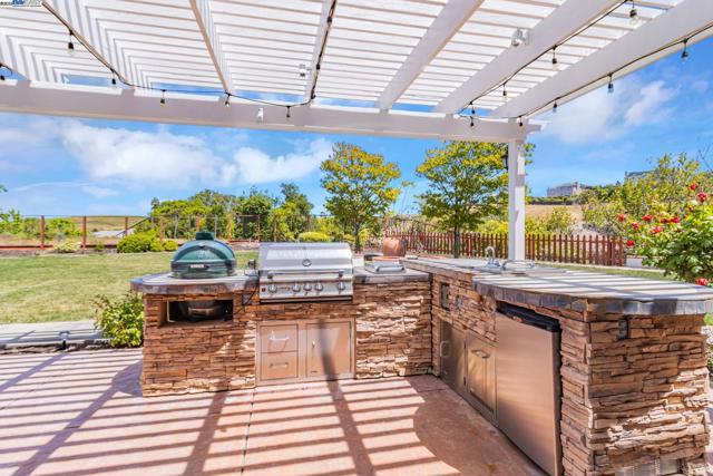 548 Wycombe Ct, San Ramon CA: https://media.crmls.org/mediaz/4b2ffbf1-38f9-4dcb-9173-1f59134a68be.jpg