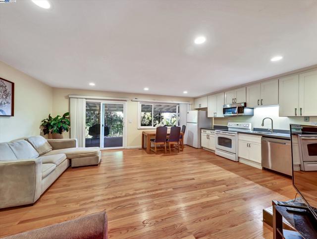 Image 22 of 60 For 2755 Sheffield Pl