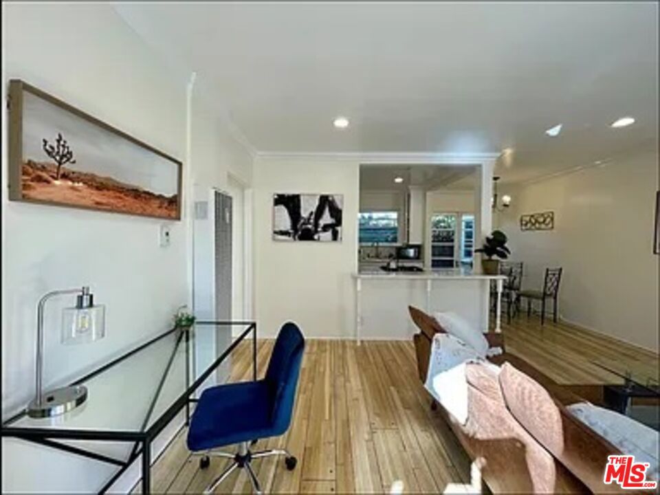 https://media.crmls.org/mediaz/4b30385d-c53d-43af-b645-1301dbd6eae4.jpg?preset=X-Large