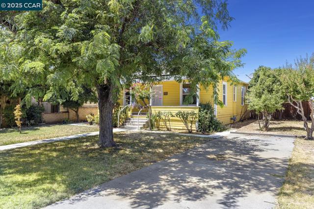935 E Yosemite Ave, Madera CA: https://media.crmls.org/mediaz/4b30466a-42f0-4cc7-a0ac-b3163e162b9f.jpg