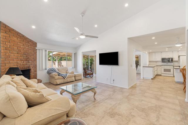 2050 Silver Oak Way, Hemet CA: https://media.crmls.org/mediaz/4b309a02-790a-4078-930a-4524374e9370.jpg