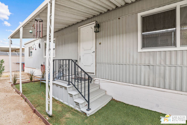 17555 Corkill Rd, Desert Hot Springs CA: https://media.crmls.org/mediaz/4b31158e-f65e-41ff-8615-b614878c9d9f.jpg