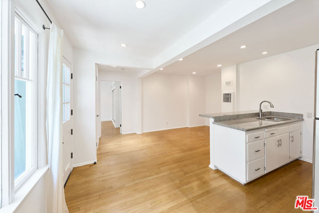 607 Ashland Avenue, Santa Monica CA: https://media.crmls.org/mediaz/4b311a6e-741d-4d67-b3f3-9a9c17a35ce4.jpg