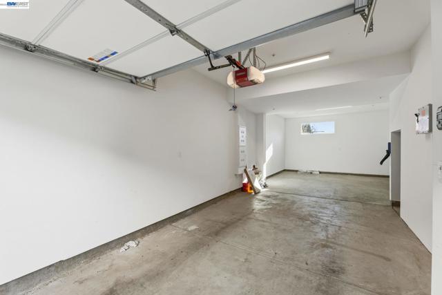 931 Edy Ln, Oakland CA: https://media.crmls.org/mediaz/4b3146d5-2f35-49e1-87f4-a99351d1066c.jpg