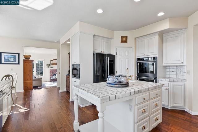 1620 Saint Francis Ct, Benicia CA: https://media.crmls.org/mediaz/4b31ab73-9a59-469c-ac3e-6cdf09db3960.jpg