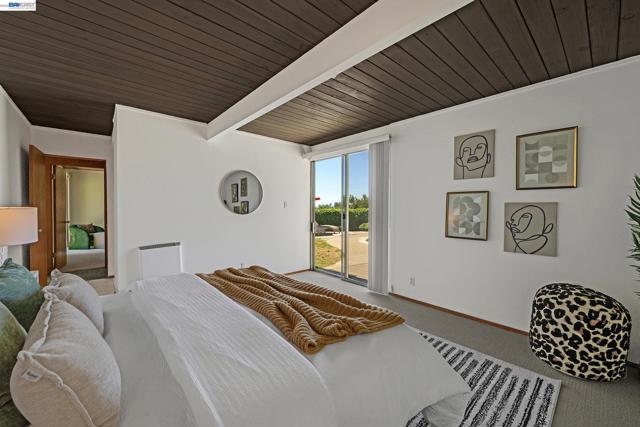 5354 Greenridge Rd, Castro Valley CA: https://media.crmls.org/mediaz/4b31dcde-da16-4f2a-a205-7996b9257cff.jpg