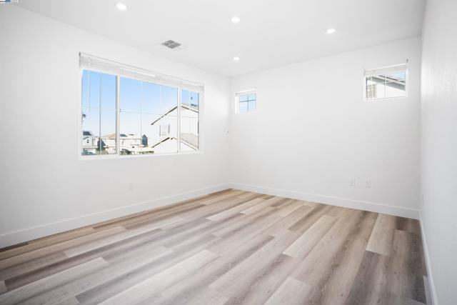 251 E Wrigleys Ave, Mountain House CA: https://media.crmls.org/mediaz/4b31e384-a8aa-4b3c-a5ea-fadfc67bca35.jpg
