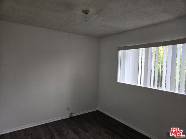 1233 Tamarind Avenue, Los Angeles CA: https://media.crmls.org/mediaz/4b326043-f9b8-45dd-9a71-0637a96c569d.jpg