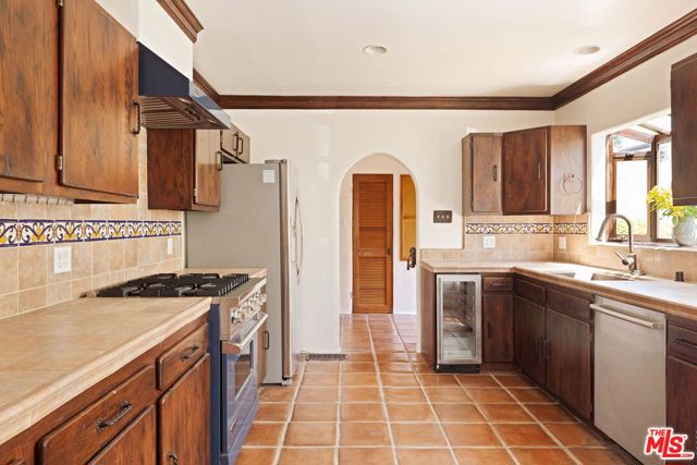 112 N Valley Street, Burbank CA: https://media.crmls.org/mediaz/4b32ce34-0937-459e-8bef-87d27caa9412.jpg