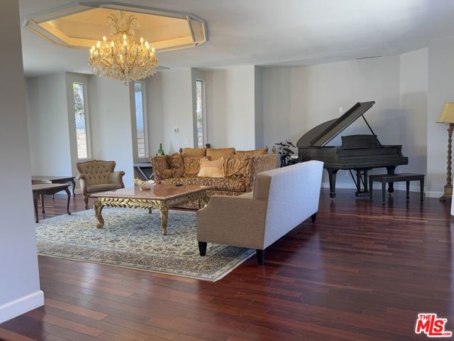 911 TEAKWOOD Road, Los Angeles, CA 90049