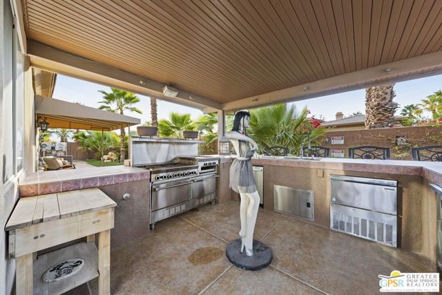 18 Calais Circle, Rancho Mirage CA: https://media.crmls.org/mediaz/4b34243e-f6ff-49a9-a882-09503b870e9d.jpg