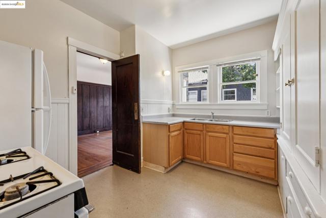 2714 Ave, Berkeley CA: https://media.crmls.org/mediaz/4b34e228-893f-48ed-a4f7-53754cdb5942.jpg