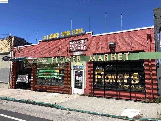 989 Franklin St, Oakland CA: https://media.crmls.org/mediaz/4b34e3fe-b476-47ae-86a1-2e236d7a4d5f.jpg