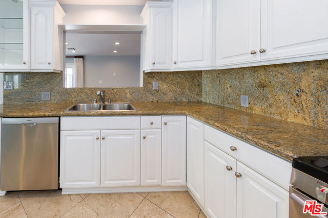 4503 Vesper, Sherman Oaks CA: https://media.crmls.org/mediaz/4b34ef45-6822-4ca8-82f8-c3b1d5e9a656.jpg
