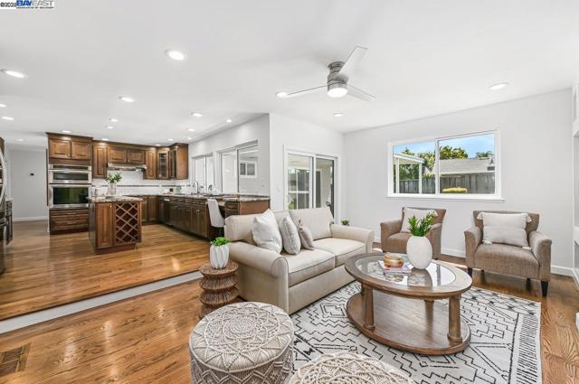 7864 Fairoaks Dr, Pleasanton CA: https://media.crmls.org/mediaz/4b3528b3-efc1-4eaa-87ae-96521be08ca4.jpg