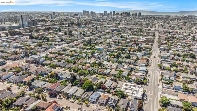879 45Th St, Oakland CA: https://media.crmls.org/mediaz/4b35fbfc-e0a8-4474-9c45-4eacc2f53324.jpg
