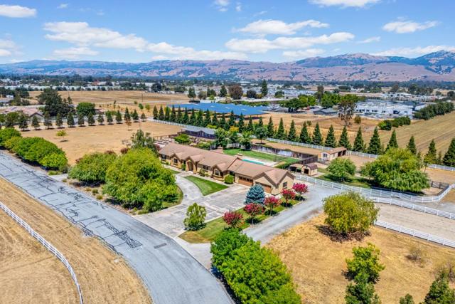 12320 Highland Estates Lane, San Martin CA: https://media.crmls.org/mediaz/4b361096-8099-49cb-ae5f-106c300c0bc6.jpg