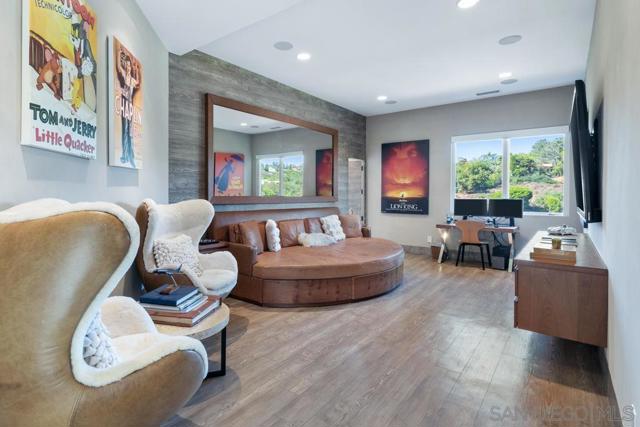 6617 Muirlands Dr, La Jolla CA: https://media.crmls.org/mediaz/4b36de95-b02b-490b-be50-efbcae852461.jpg