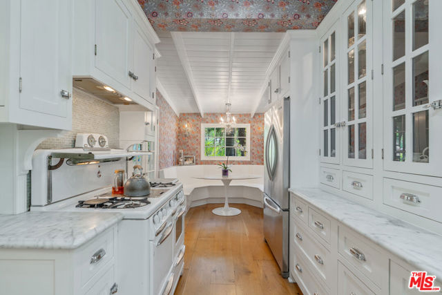 809 S Muirfield Road, Los Angeles CA: https://media.crmls.org/mediaz/4b371ed9-68c5-46c6-8d42-5b2cd095447f.jpg
