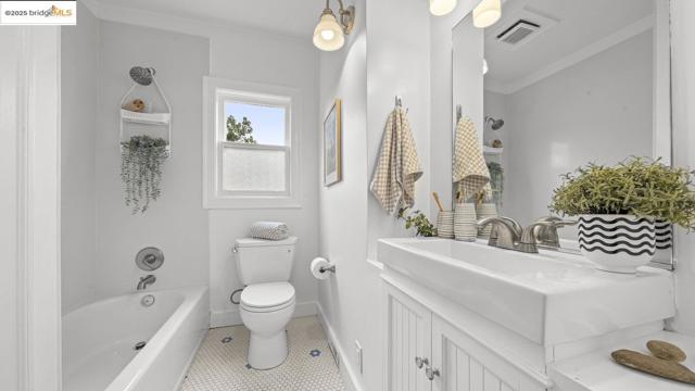 5925 Outlook Ave, Oakland CA: https://media.crmls.org/mediaz/4b374a13-915e-4b83-a66e-5cb7ee24ecb7.jpg