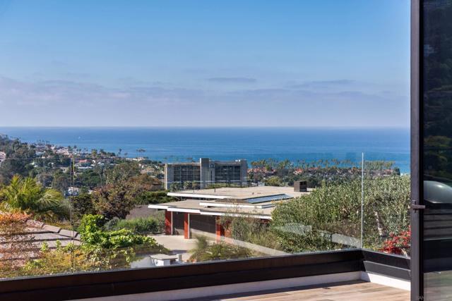 2641 Costebelle Dr, La Jolla CA: https://media.crmls.org/mediaz/4b375f62-ff3a-4b31-aaa2-3a18a46be134.jpg