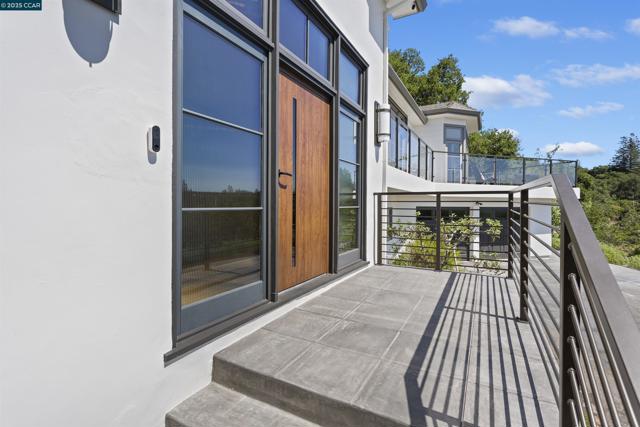 24 La Campana Rd, Orinda CA: https://media.crmls.org/mediaz/4b37ba9b-9f19-421a-9909-ff345f55e0a2.jpg