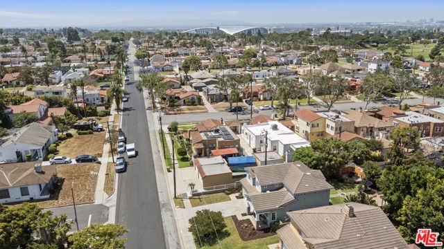 7725 Victoria Avenue, Inglewood CA: https://media.crmls.org/mediaz/4b397b17-746a-4ab5-aeeb-2a00f69e1bfc.jpg