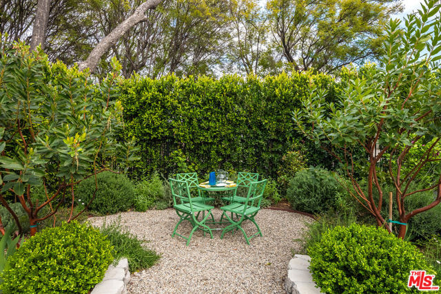 13109 Valley Vista Boulevard, Studio City CA: https://media.crmls.org/mediaz/4b398335-ad21-4c81-b2d8-16ef513da4c0.jpg