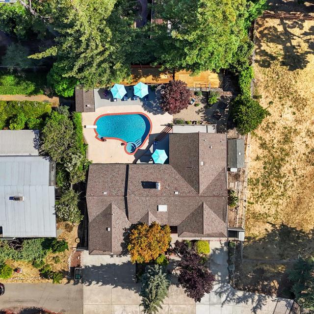 18767 Lamson Rd, Castro Valley CA: https://media.crmls.org/mediaz/4b3af8c1-266a-4654-9b44-0f114112058a.jpg