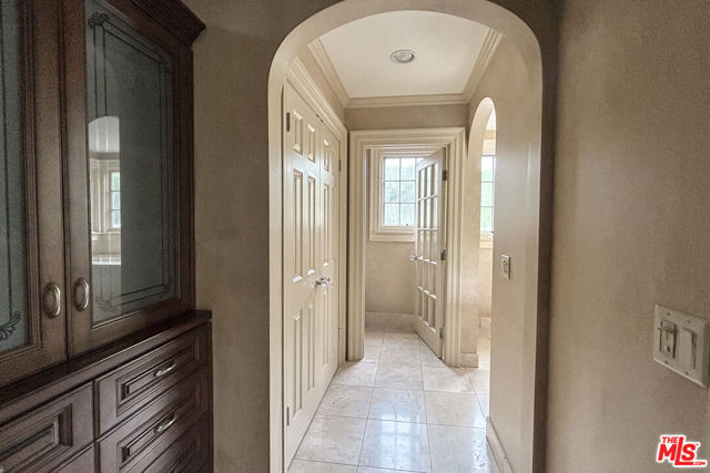 612 N Alta Drive, Beverly Hills CA: https://media.crmls.org/mediaz/4b3b1a9e-ae6e-4465-999f-d0201eb1b880.jpg