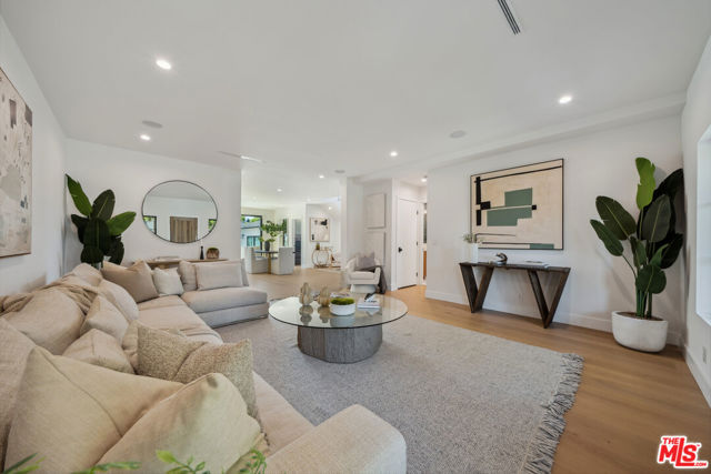 4949 Sancola Avenue, Toluca Lake CA: https://media.crmls.org/mediaz/4b3b878c-4e03-4eb2-8bfd-70e01b77c25f.jpg
