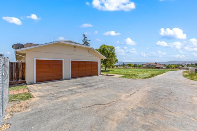 10980 New Avenue, Gilroy CA: https://media.crmls.org/mediaz/4b3dc811-a7a1-4c21-8f3b-25840f9baaa6.jpg