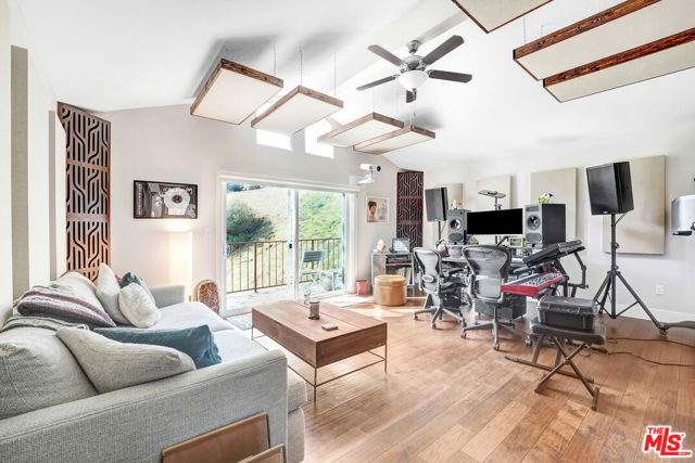 4911 Calle Robleda, Agoura Hills CA: https://media.crmls.org/mediaz/4b3e12c7-1b31-4a2c-be30-7ac6af4f794a.jpg