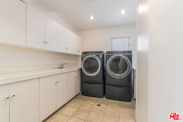 4611 Roma Court, Marina del Rey CA: https://media.crmls.org/mediaz/4b3f8a31-6734-433e-8d1c-7fcc9e18a67d.jpg