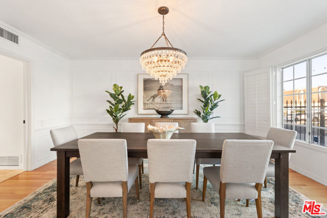 16979 Encino Hills Drive, Encino CA: https://media.crmls.org/mediaz/4b405364-3fc9-41cb-a556-5e01f404a2e7.jpg