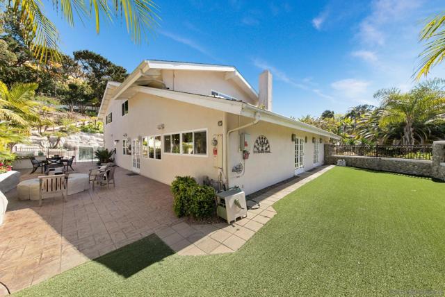 6937 Paseo Laredo, La Jolla CA: https://media.crmls.org/mediaz/4b40edc7-13fa-4680-83ae-fb9354cc09cf.jpg