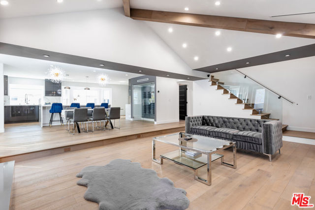 18721 Hatteras Street, Tarzana CA: https://media.crmls.org/mediaz/4b418943-7a95-40df-a7e8-8ad19114a194.jpg