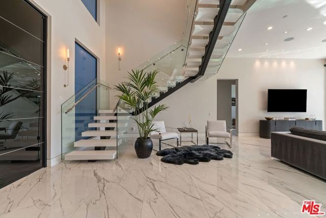 4049 Coldwater Canyon Avenue, Studio City CA: https://media.crmls.org/mediaz/4b41895c-2a3b-40ee-aabd-2edf8ca002c9.jpg