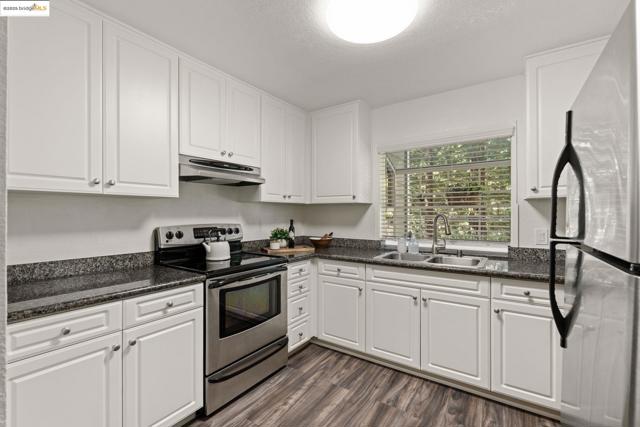 520 Canyon Oaks, Oakland CA: https://media.crmls.org/mediaz/4b41cc4f-6ec1-4bcd-88cc-e782d02487c7.jpg