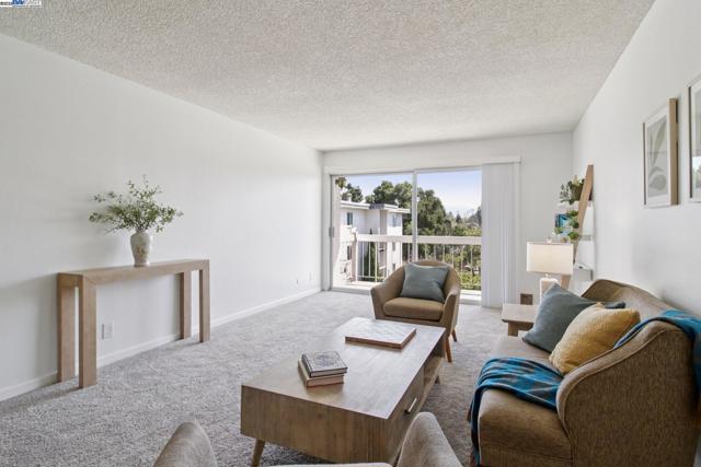 950 Shorepoint Ct, Alameda CA: https://media.crmls.org/mediaz/4b424601-062b-4943-9af9-7def73104348.jpg