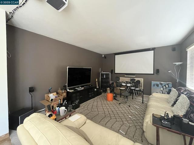 1214 Dover Ln, Tracy CA: https://media.crmls.org/mediaz/4b42ffdd-3cb7-455e-b161-f66c4ed969f9.jpg