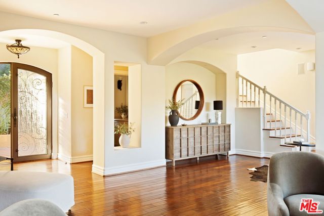 2505 Bowmont Drive, Beverly Hills CA: https://media.crmls.org/mediaz/4b4358c7-fe15-40e2-902c-b14f8e744f48.jpg