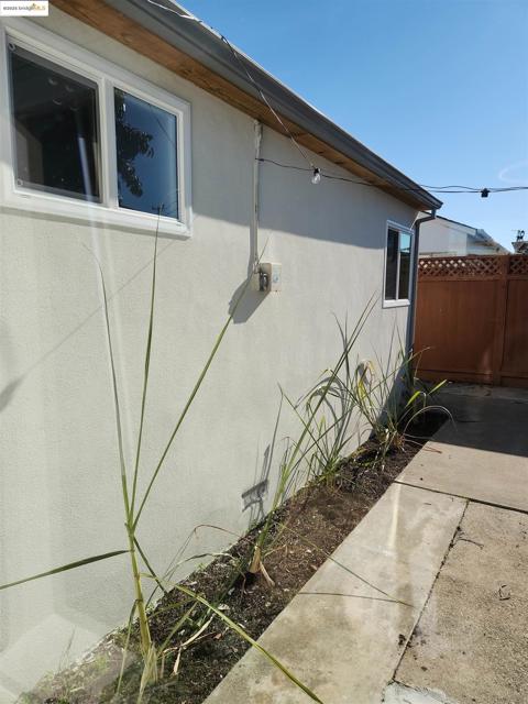 15373 Inverness St, San Leandro CA: https://media.crmls.org/mediaz/4b43f0f7-b4c2-42a1-ae27-b7532a7f9da0.jpg