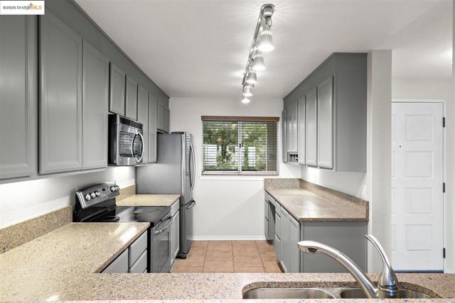 1301 Quarry Ct, Richmond CA: https://media.crmls.org/mediaz/4b43f225-ec26-4184-8476-a1495de00f06.jpg