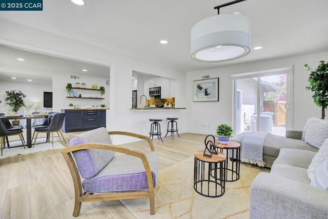9821 Broadmoor Dr, San Ramon CA: https://media.crmls.org/mediaz/4b44841c-3b32-4b91-b0ac-60cd8cdfbf90.jpg