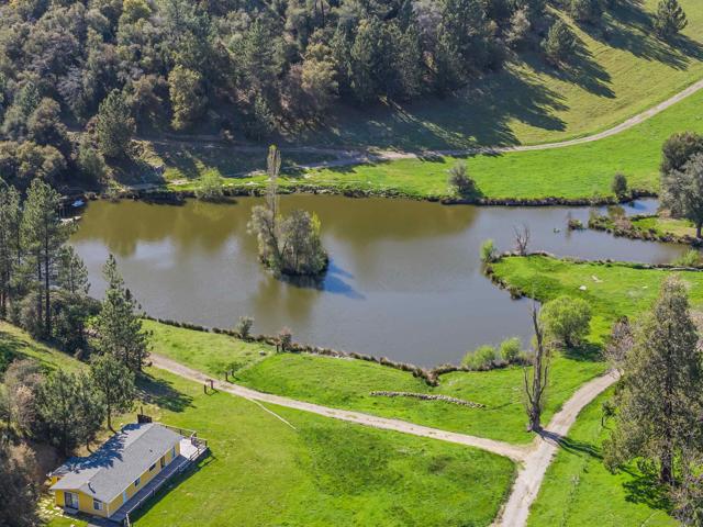 2464 Wynola Rd, Julian CA: https://media.crmls.org/mediaz/4b469afd-48d1-46a1-83cc-a93e0633fafb.jpg