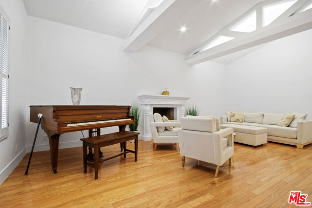352 S Wetherly Drive, Beverly Hills CA: https://media.crmls.org/mediaz/4b46bb24-fd5a-4be1-9979-a4eb98fee6ba.jpg