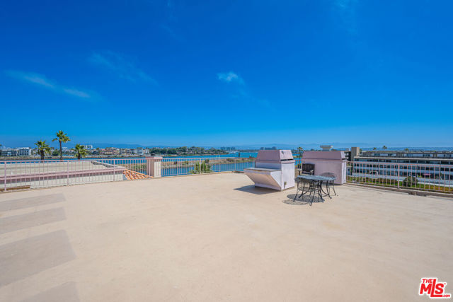 6220 Pacific Avenue, Playa del Rey CA: https://media.crmls.org/mediaz/4b472382-a496-46c1-af1d-ae9fb894eff6.jpg