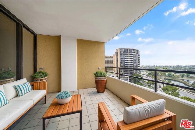 4316 Marina City Dr, Marina del Rey CA: https://media.crmls.org/mediaz/4b473408-02aa-4b80-b827-fc4cccd95788.jpg